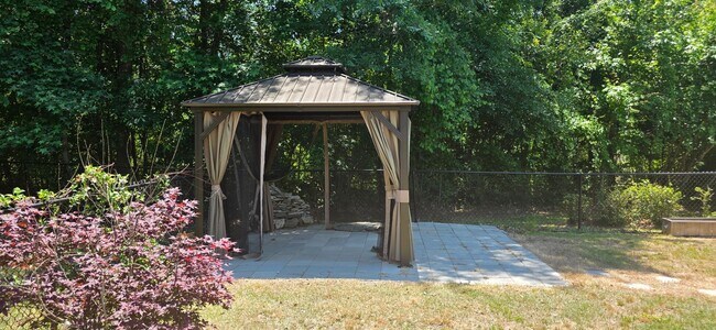 Building Photo - Nice Home with Many Amenities