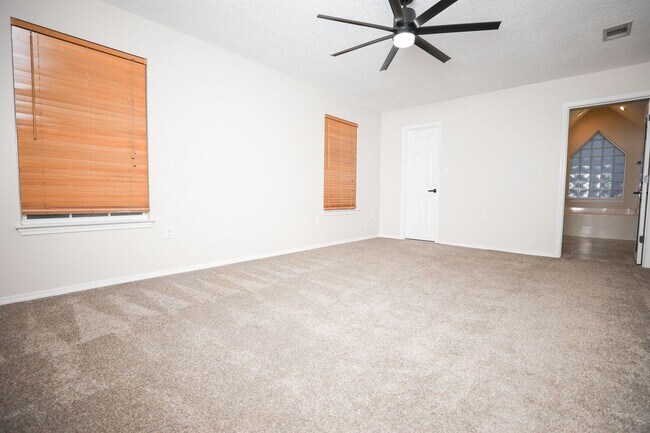 Building Photo - 816 W Ridgewood Cove