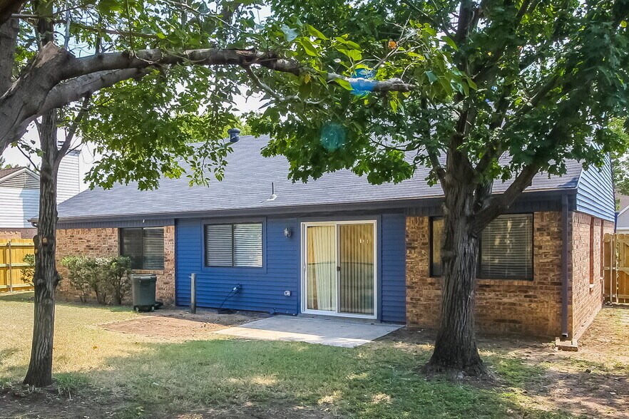 Building Photo - 2534 Bentley Dr