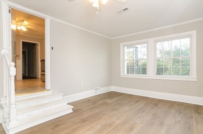 Building Photo - 229 Lullwater Dr