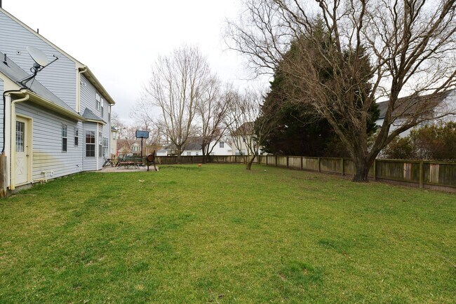 Building Photo - Quiet Cul-de -sac