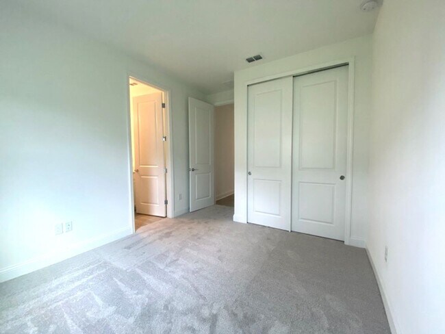 Building Photo - Beautiful 4 Bedroom Home in Wexford Reserve!