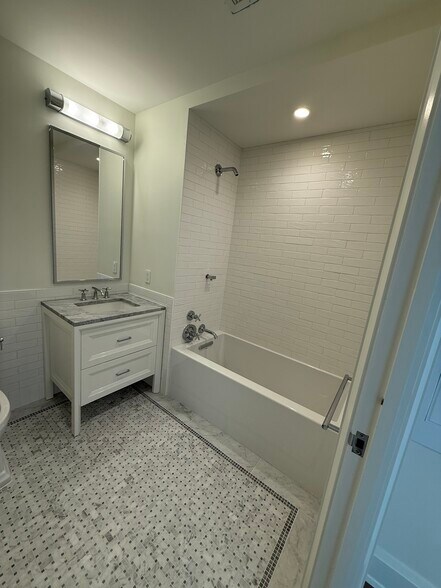Bath2 - 100 Claremont Ave