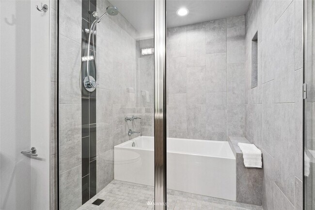 Building Photo - CLICK "REQUEST A TOUR" NOW!