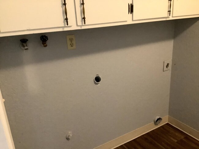 Building Photo - 2-Bedroom 1 1/2 bathroom townhouse in Springfield