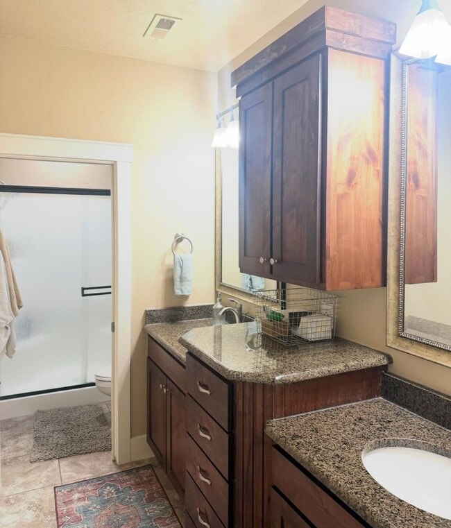 Building Photo - Beautifully Renovated 6 Bedroom Home in th...