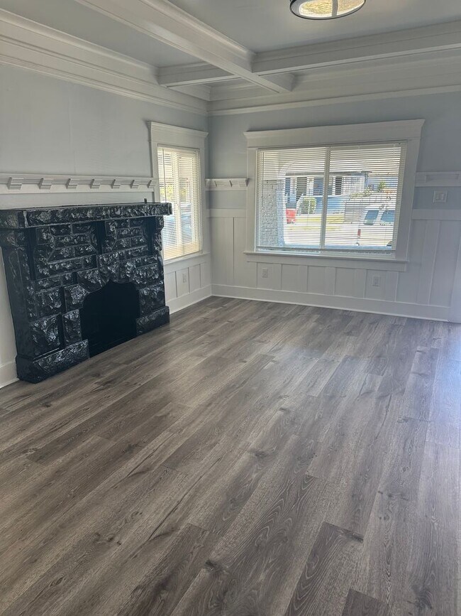 Building Photo - Beautifully Remodeled 4-Bedroom, 2-Bathroom Single-Family Home