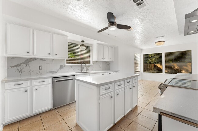 Building Photo - 33 Crystal Lake Ln