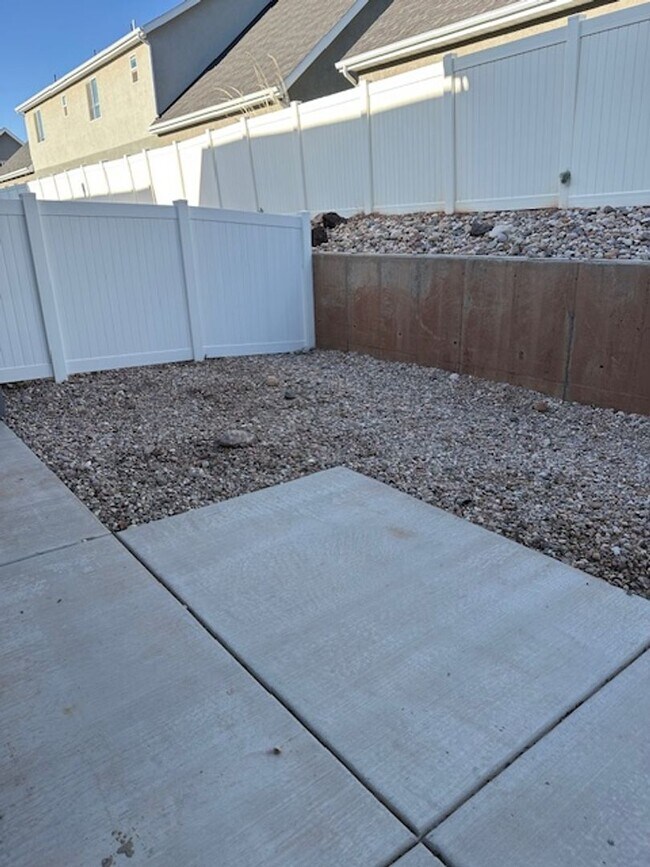 Building Photo - Amazing 3 bed, 2.5 bath with 2 car garage townhome!