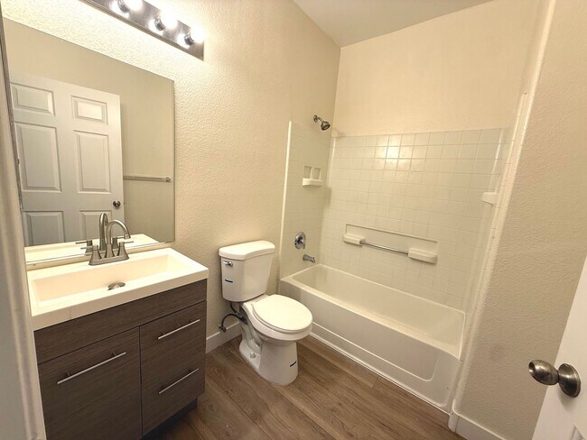 Building Photo - SPACIOUS 2BED/2BATH CONDO * FIRST FLOOR UNIT*