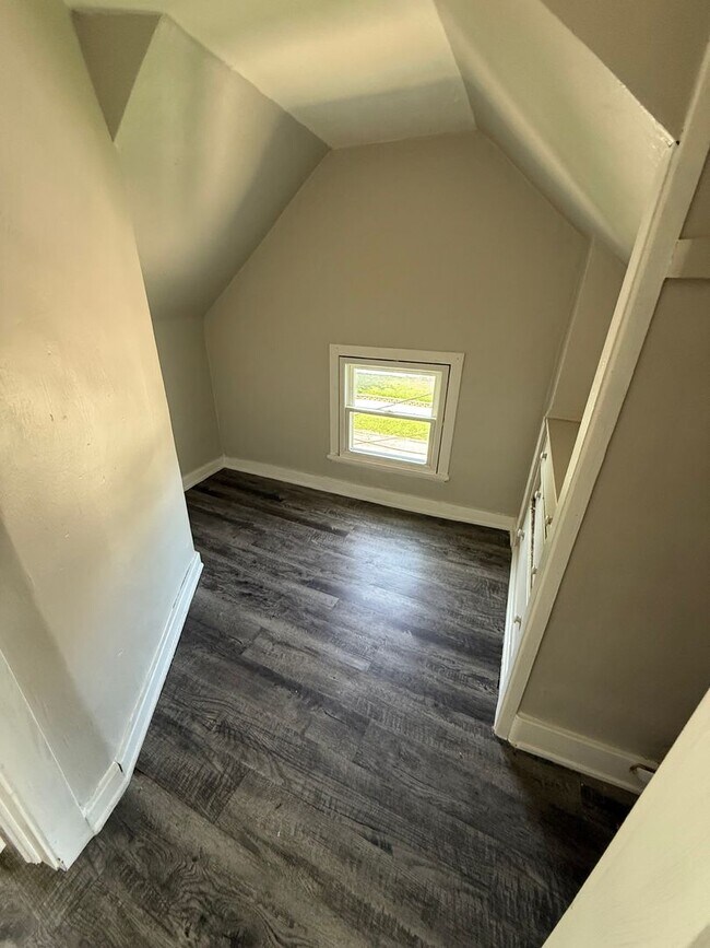 Building Photo - 2 Bed Room 1 Bath