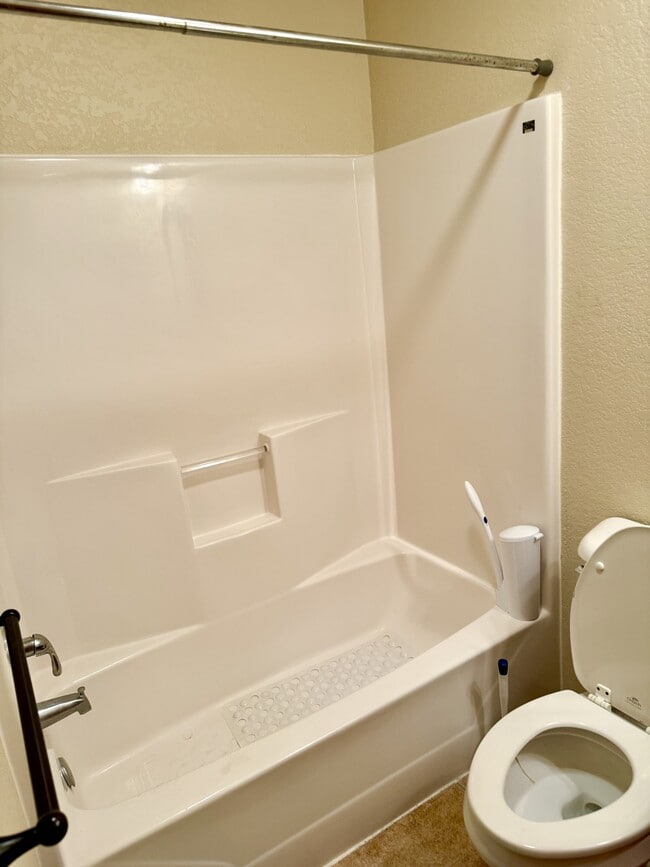 Building Photo - 2204 Lakeview Dr