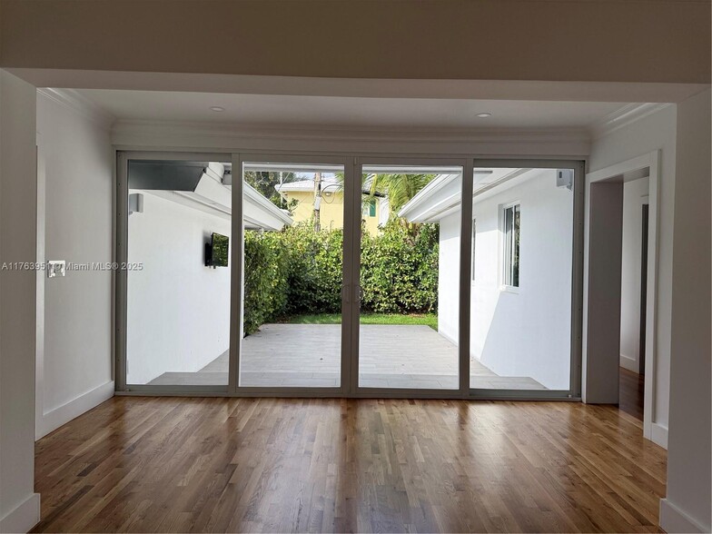 Building Photo - 547 Giralda Ave