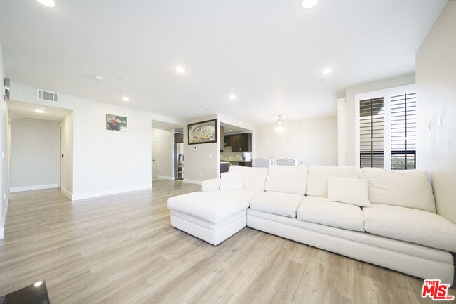 Building Photo - 871 Crenshaw Blvd