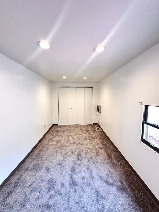 Building Photo - Updated 1 Bed, 1 Bath First Floor Unit in South Side - Private Entrance, Laundry in Basement - Av...