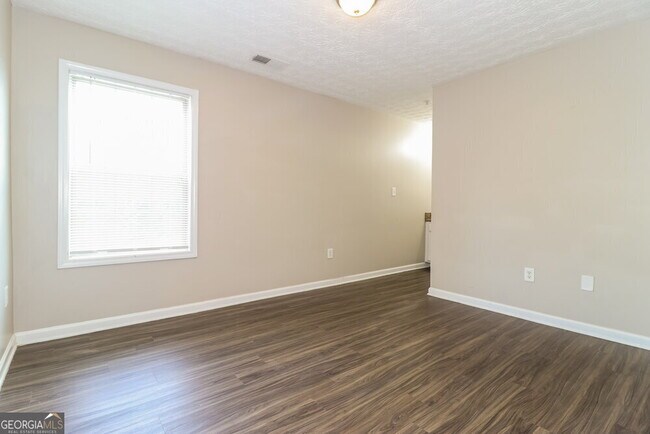 Building Photo - 1000 Weatherwood Pl NE
