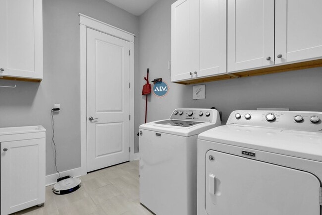 Building Photo - Luxury Living in Hampton Lake