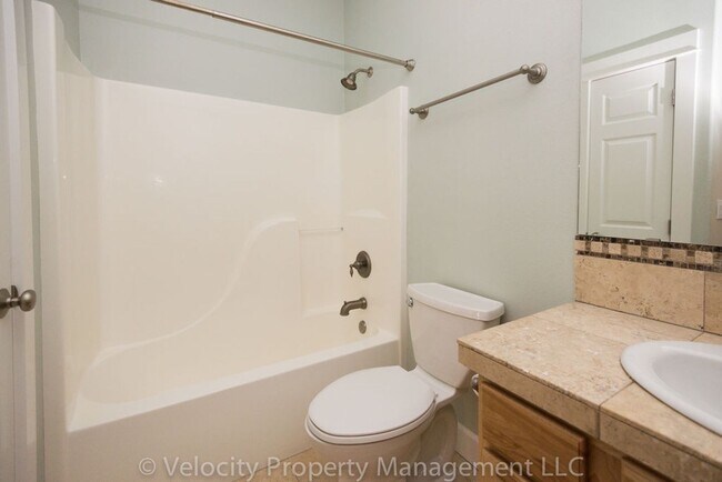 Building Photo - Immaculate Bend Home!