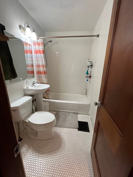 shared bathroom - 884 W 9th Ave