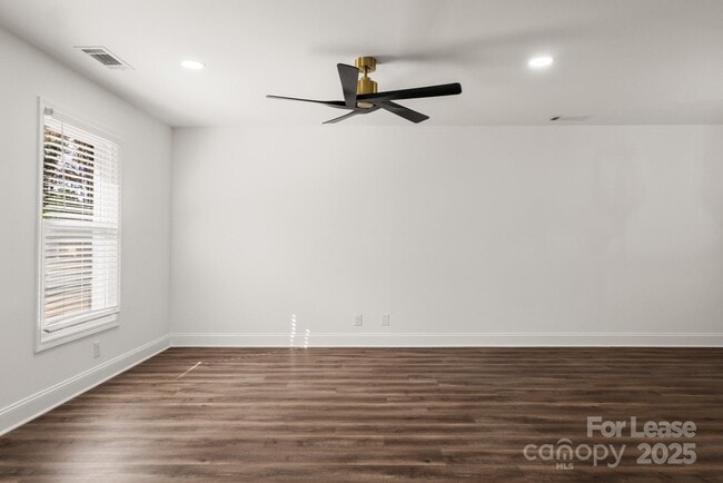 Building Photo - 815 Sharon Dr