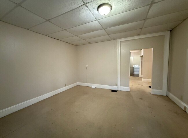 Building Photo - Ground Floor 1 Bedroom Apartment