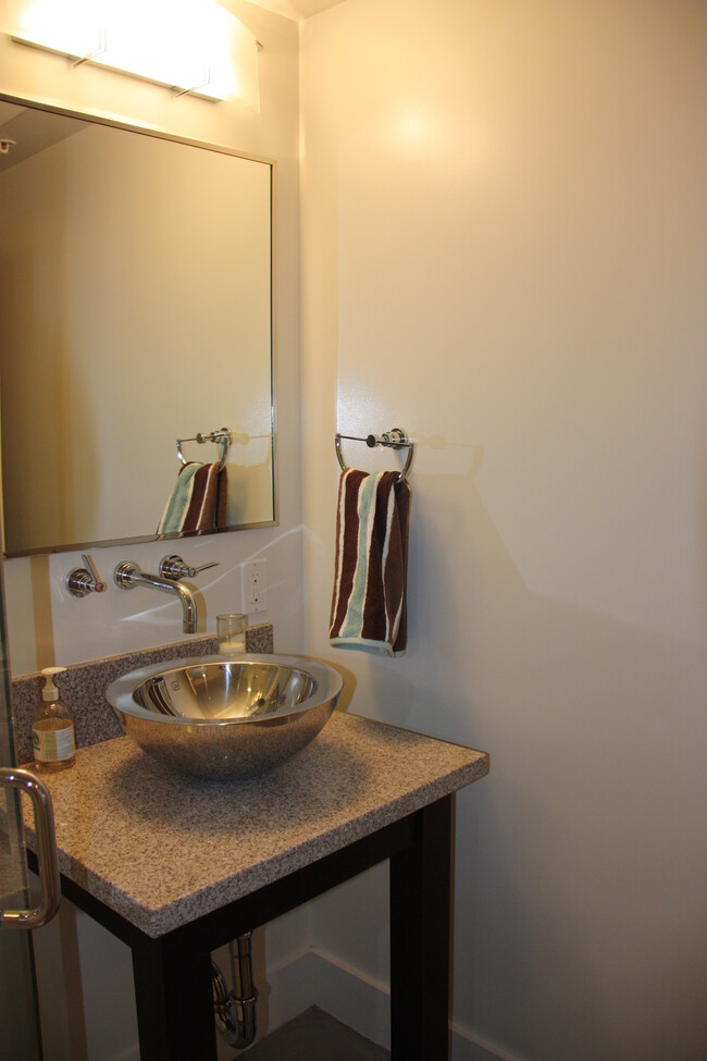 Guest Bathroom - 4141 Glencoe Ave