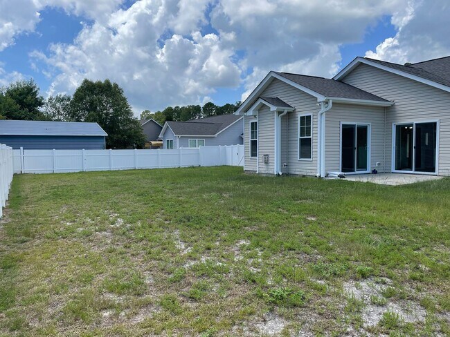 Building Photo - 3 Bedroom 2 Bathroom House with Large Fenc...