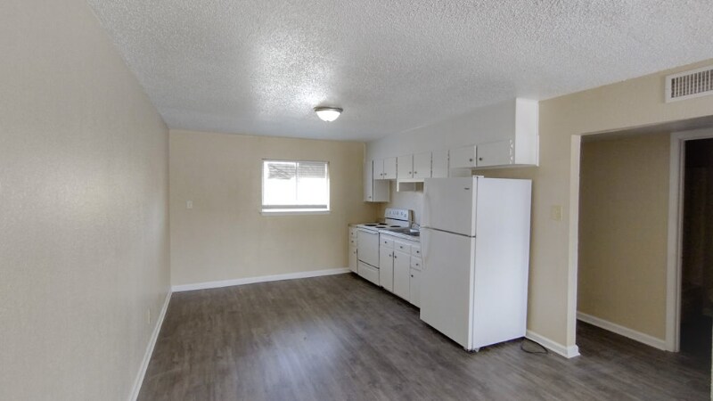 Building Photo - 905 N Main St