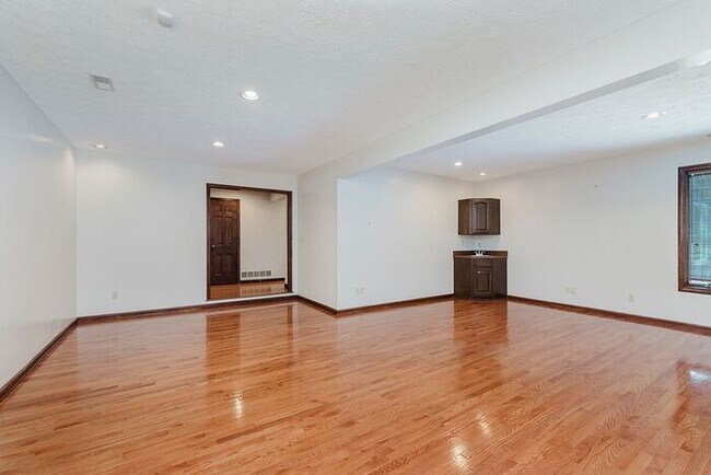 Building Photo - Large Executive Home in Carmel Schools