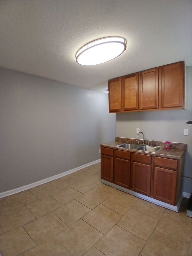 Building Photo - Newly Renovated 2 bedroom 1 bathroom - OPE...