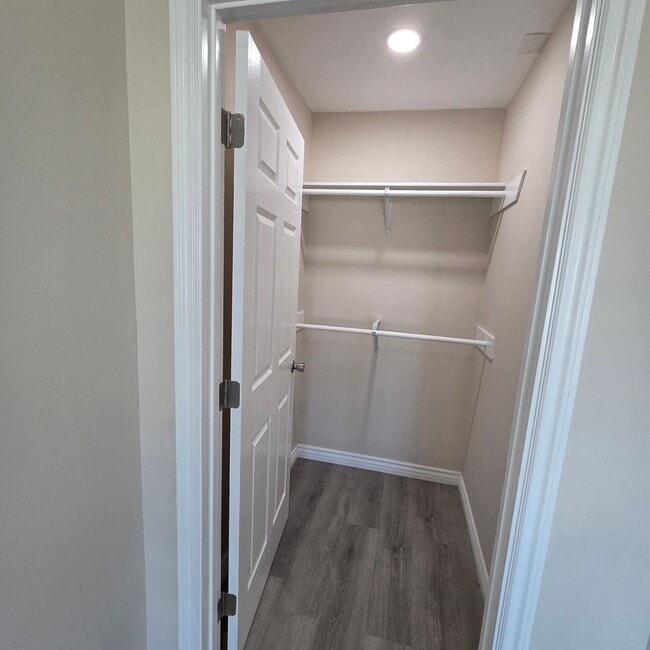 Building Photo - 5546 Sulphur Dr