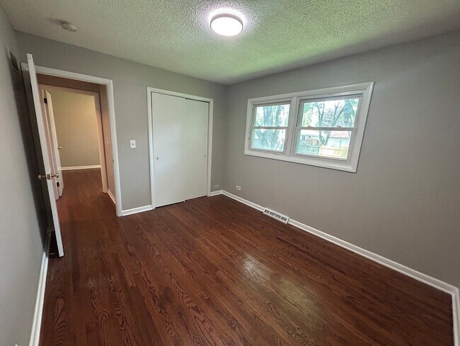 Building Photo - 1716 Maple Ln