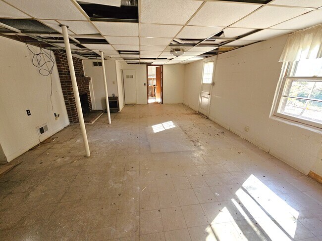 Building Photo - 609 Memorial Dr Ext