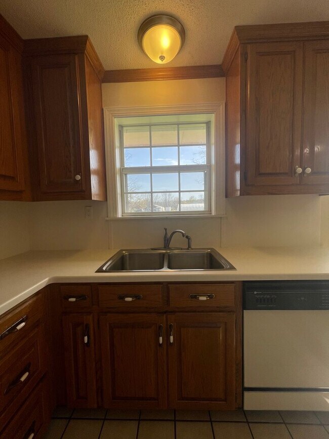 Building Photo - Spacious country home for lease