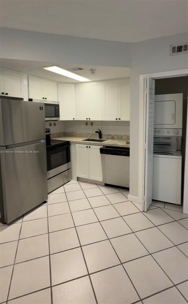 Building Photo - 3051 SW 27th Ave
