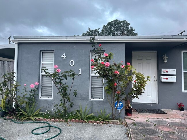 Building Photo - 401 SW 10th Ter