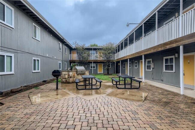 Building Photo - 2401 Manor Rd