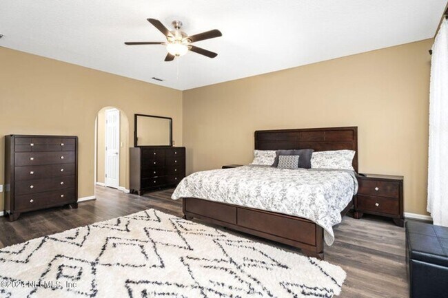 Building Photo - Fully Furnished Home