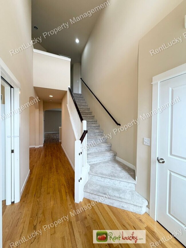 Building Photo - Amazing 5 Bedroom Home in Bothell with Gorgeous Finishes and Large Family Room!