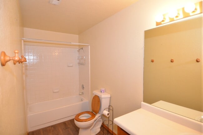 Building Photo - 3 Bedroom Townhome for Rent!