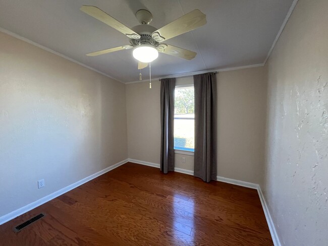 Building Photo - Newly renovated 3 Bedroom, 2 Bathroom Manu...