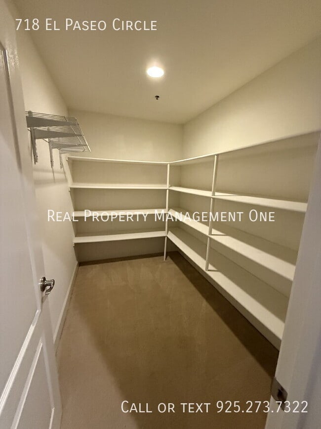 Building Photo - 718 El Paseo Cir