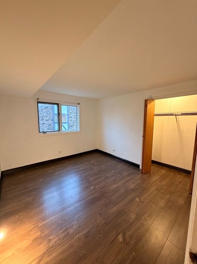 Building Photo - 5850 W 87th St