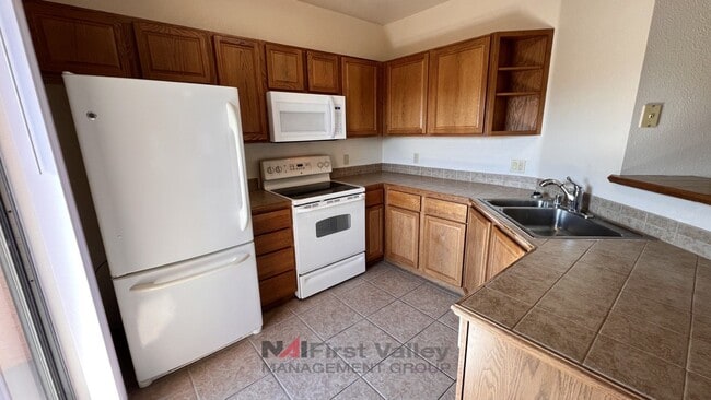 Building Photo - 3 Bedrooms, 2 Baths and a Single Car Garage