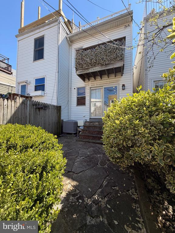 Building Photo - 118 Gittings St