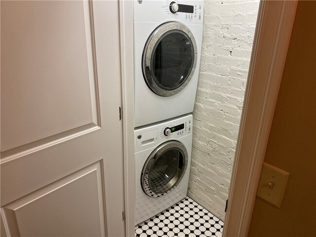 Building Photo - 90 E Market St