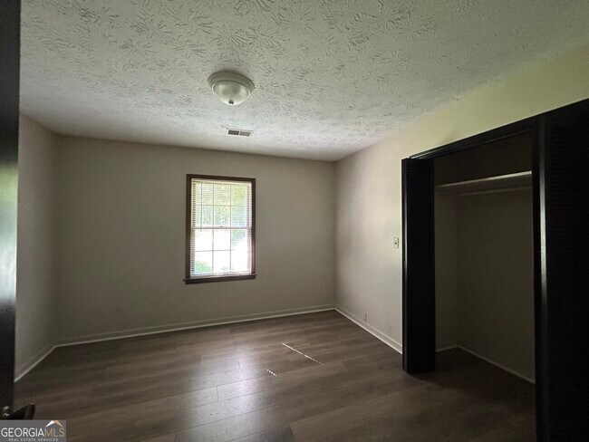 Building Photo - 33 Lynhaven Dr