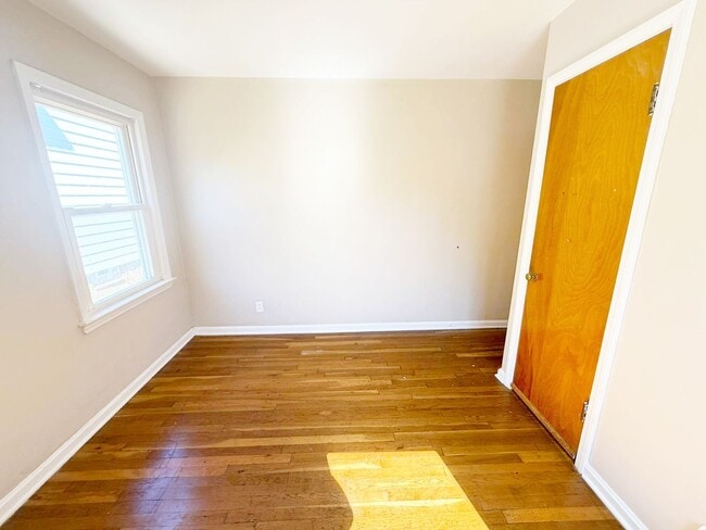 Building Photo - 3 BED 1 BATH BEAUTIFUL SINGLE FAMILY HOME