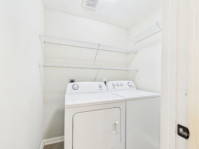 Building Photo - 5006 Fern Garden Ct