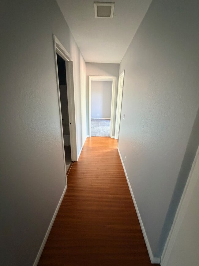 Building Photo - 433 Autumn Dr